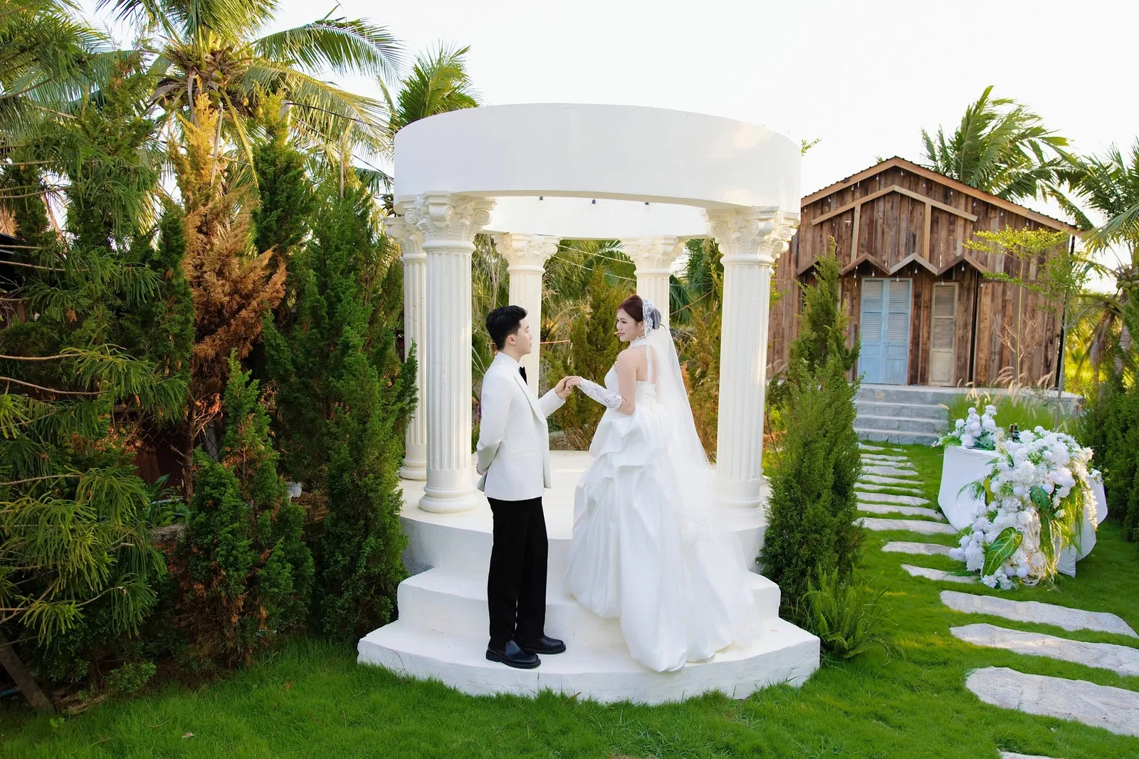 Ảnh cưới chụp trong studio